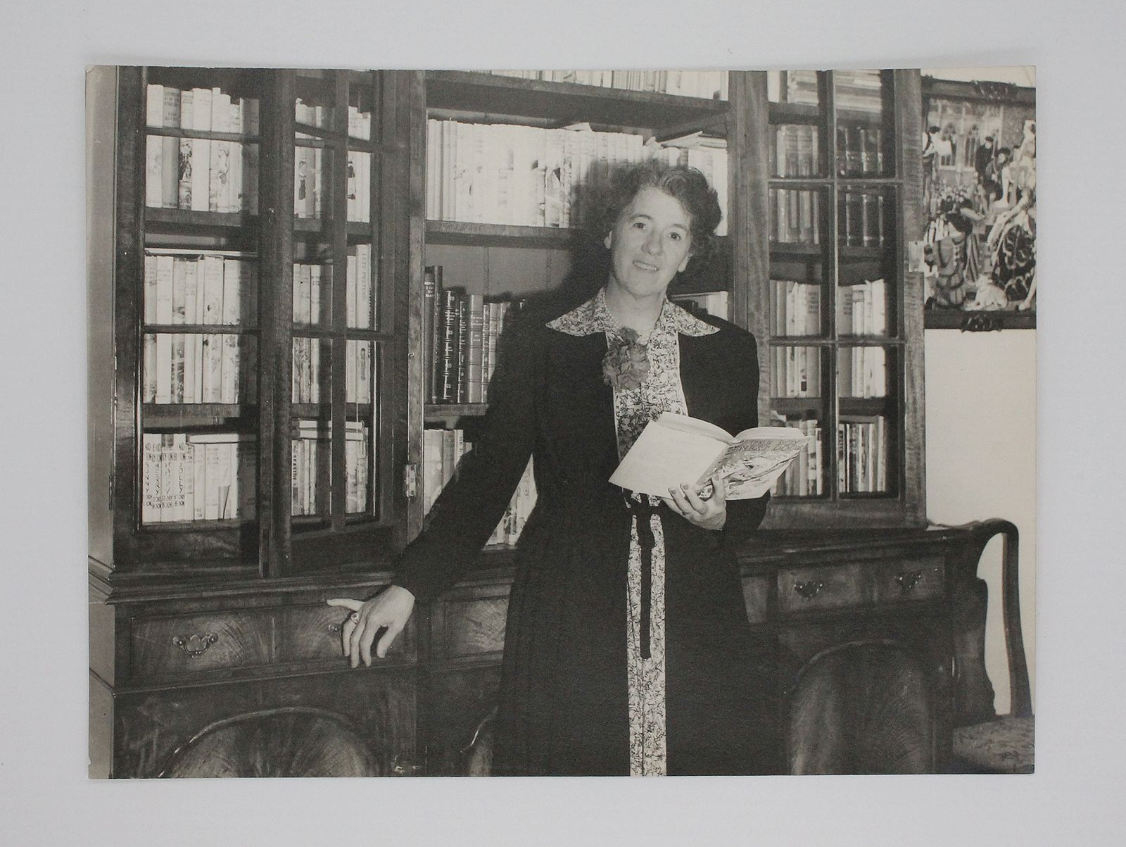 SIGNED ORIGINAL PHOTOGRAPH OF ENID BLYTON STANDING IN FRONT OF THE BOOKS SHE HAS WRITTEN -  image 1